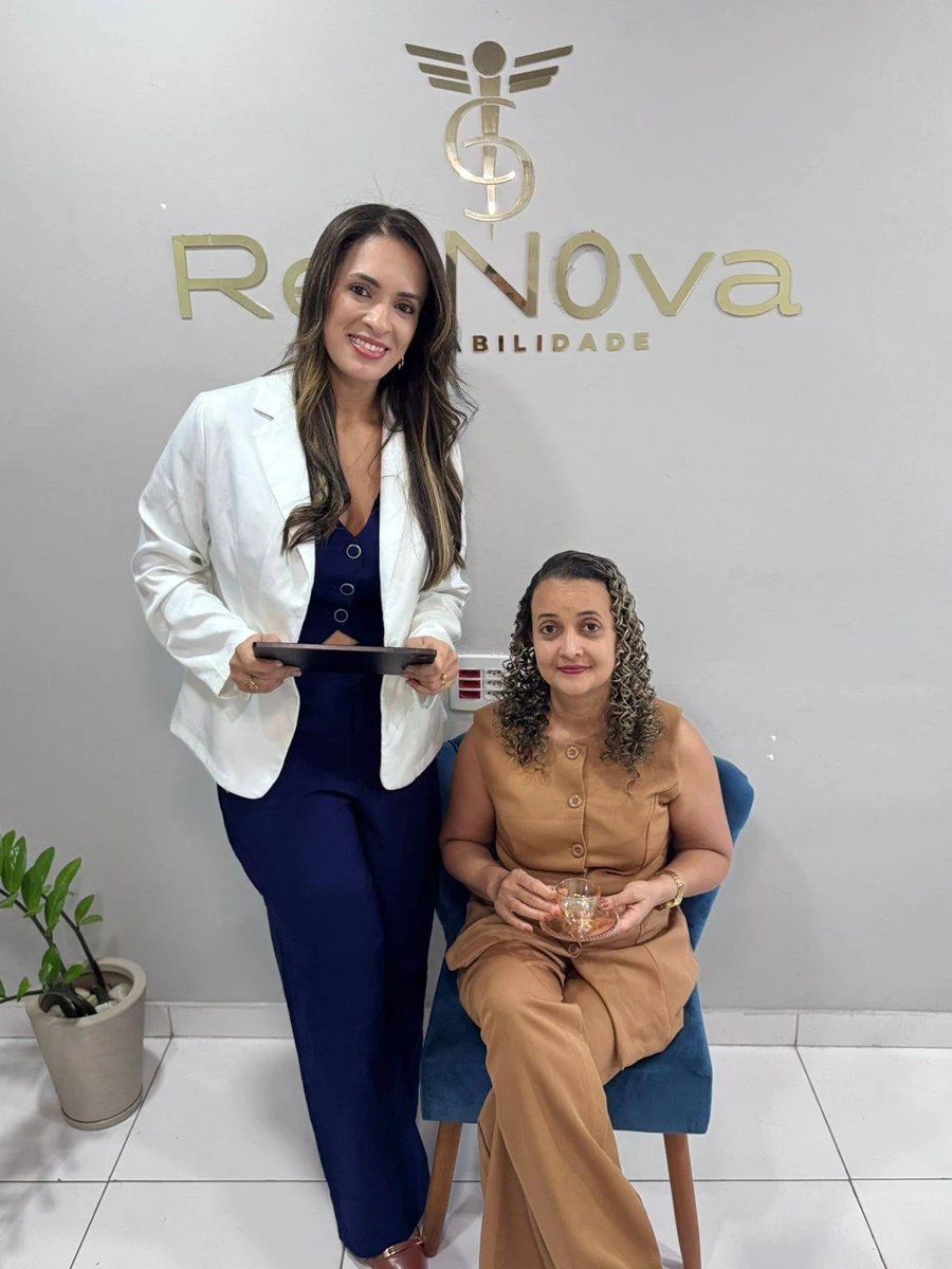 Equipe Re-Nova no escritório, em frente à marca